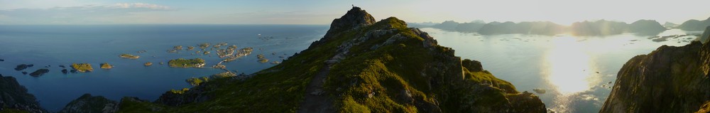 The walk along the ridge to the top of Festvågtind