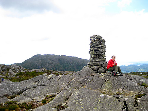 Den flotte toppvarden på Rødsfjellet. Møsnuken (639) i bakgrunnen