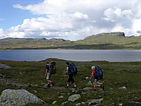 Rusler langs Litlosvatnet. Litlos og Holken ses bak.