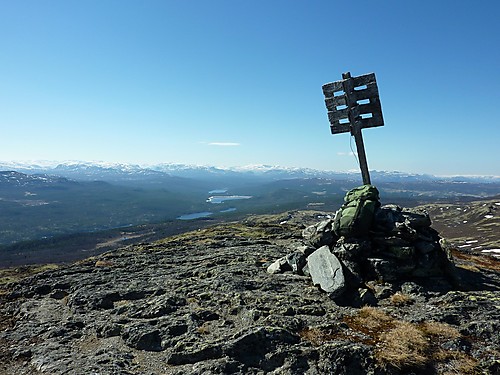 På toppen med flott utsikt alle veier. Her mot Jotunheimen.