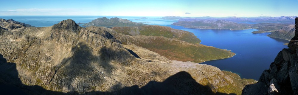 And the utsikt to the north wasn't too bad either :-) Nearest peak across the valley is Orvasstinden, and Skulsfjord near the upper right hand side of the picture