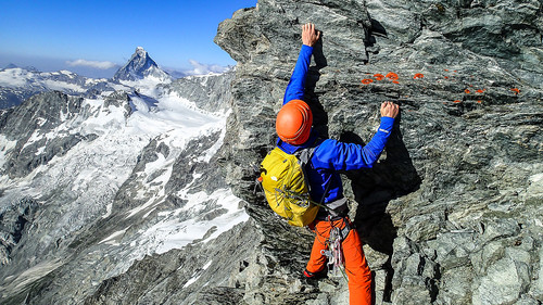 Klatrepartier ned østryggen. Matterhorn i bakgrunnen.