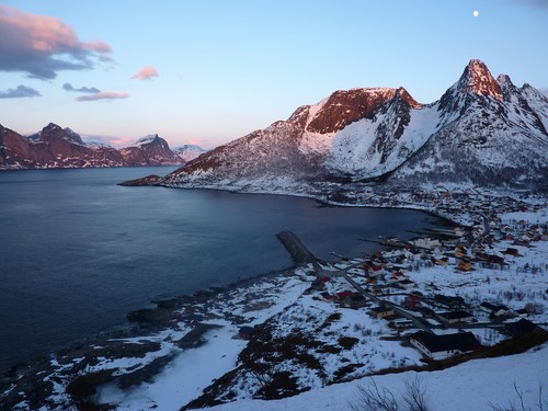 View southeast over Mefjordvær with Mykjetinden behind