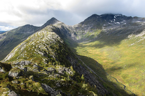 Oppover Kobberyggen med Reinspælen i tåka til høyre.