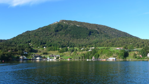 På vei inn mot Dalavika, Borgundøy. Utsiktspunktet Nord for Skaret er det høyeste punktet på bildet. Selve toppen ligger litt lenger inn på øyen, og er ikke synlig på bildet