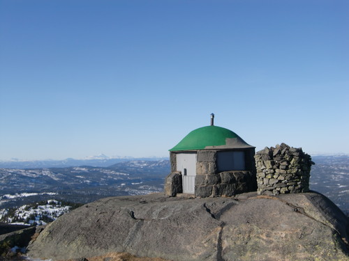 Hytta på toppen, Gaustatoppen sees i det fjerne til venstre i bildet