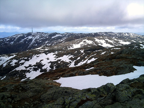 Ennå litt snø igjen på toppene. Ser mot sør.