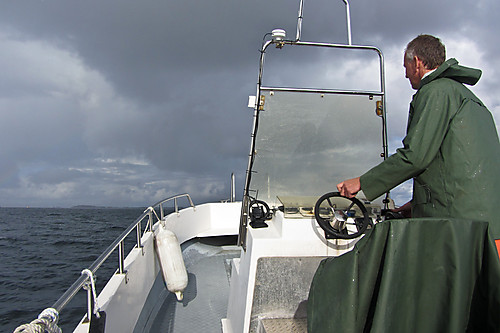 Edvin råner over fjorden fra Kvitsøy til Eime.