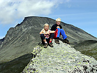 Synne og meg langs Besseggen-stien med Besshøe bak.