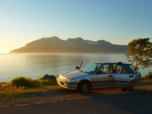 Endelig ut av skogen og på asfalt ved bilen igjen, med Vengsøya i bakgrunnen. kl. 2230.