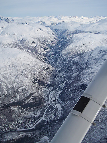 Med småfly, høyt over Utladalen.