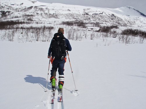 Kent Hugo med Lavangstinden bak til høyre. Traséen ses tydelig på ryggen venstre i bildet.