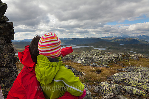 Meg og mamma på toppen. I det fjerne ser vi noen spisse fjell som heter Hurrungane.