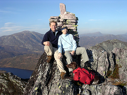 Mamma og Pappa på Gryvla. Brattefjell og Vindegga bak.