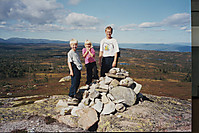 På Lifjell. Flaggstanga på Ble Sportskapell skimtes nede til venstre. Åklinuten lang bak til venstre.