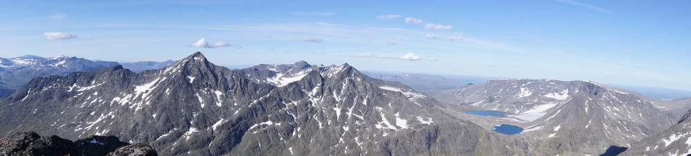 Knutsholstinder sentralt i bilde og Kalvehøgdene til høyre.