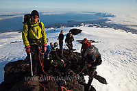 Øyvind og resten av gjengen på en snøfri steinrygg like ovenfor Nunataken (rett bakenfor), før vi gir oss i kast med det mest oppsprukne partiet på breen.