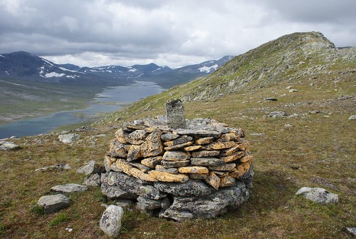 For å være sikre på at nordmennene ikke stjeler vardesteinene på svenske side, maler svenskene dem gule, har jeg blitt fortalt.