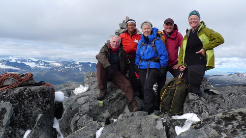 Alle på toppen! Fra venstre Pål, Tshering, Astrid, Knut og Susanne. Selvutløser med Pål sin tripod!