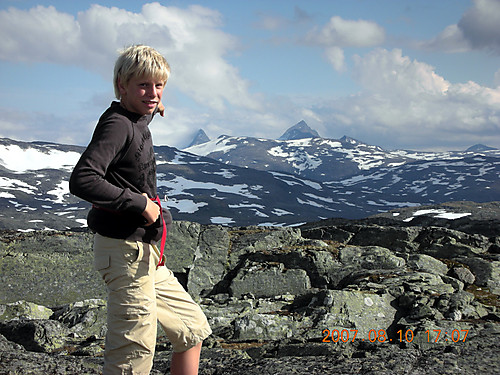 Mot Sagi og Uranostinden bak Skogadalsnosi, sett fra Krosshøe.