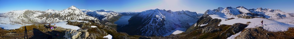 360-panoramabilde fra øst mot nord i retningen av Middagstinden