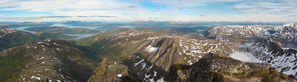 Lite panorama innover i landet fra Breidtinden.