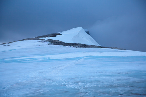 Mye blå slusj oppover mot toppen og fælt lite snøe egentlig.