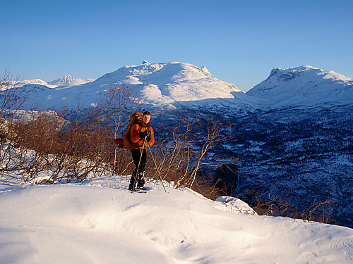 Vi hadde strålende utsikt mot Uranostinden (f.v.), Stølsnostinden, Falketind og Hjelledalstinden. Nederst i bildet ses også Vettisfossen.