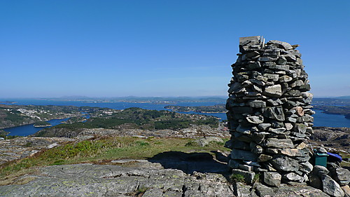 Utsikt nordover fra Knappskogfjellet. Bebyggelsen på Spjeld skimtes til venstre i bildet.