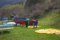 Pappa og jeg slår opp teltet på Goksøyr Camping på Runde.