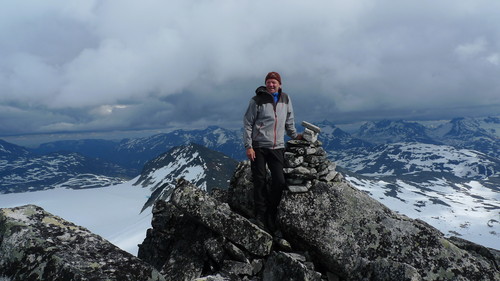 Jan på Søre Hellstugutinden. Hinnåtefjellet i bakgrunnen