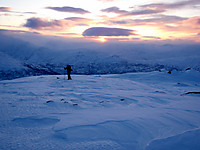 Sola titter frem over Tyin Vestfjell.