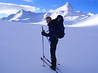 På vei oppover Leirdalen med Stehøe og Stetinden ruvende bak.