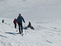 Far leder an langs merket løype.