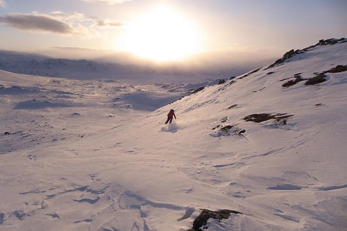 Rir inn i solnedgangen, eller i alle fall kjører på ski.