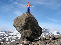 Der Uranosryggen tar av fra bakken står det en stor tung stein som er fin å buldre på.