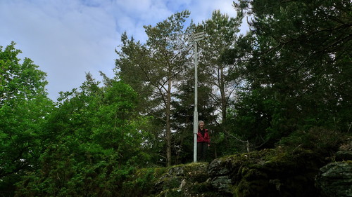 Meget lang (forlenget?) trig-stang på toppen av Vetåsen