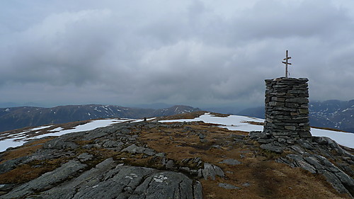 Varde 80 på toppen av Austefjellet. Utsikt mot Herlandsfjellet og Skåldalsfjellet.