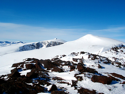 Fra Øst for Austnubben (2020) mot Besshøe (2258), Nautgardstinden (2258) og Stornubben (2174).