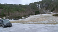 Parkering ved Kleppsvatnet. Skogsveien går under fossene i bakgrunnen