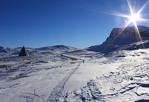 Ved Sameleiren på retur mot Båtskaret. Bitihorn (1607 m.o.h.) til høyre.