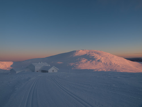 De første solstrålene i 2013 lyser opp Høgevarde.