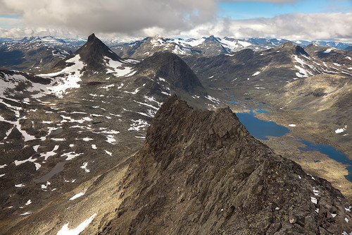 Utsikt ned nordvesteggen. Mjølkedalstinden og Olavsbunuten i bakgrunnen.