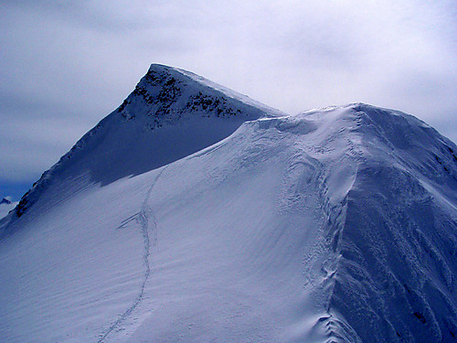 Gravdalstinden ser flott ut fra Vesle Gravdalstinden (2015).