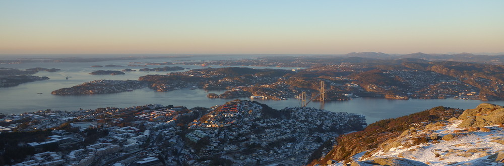 Utsikt NNV mot Askøybroen og Hanøytangen fra Lyderhorn