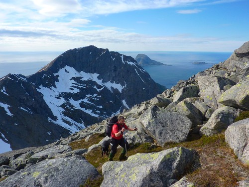 Approaching the top of Breitinden, Bremnestinden and Håja behind oss