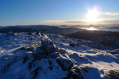 Fra toppvarden på den nordligste toppen av Høgstefjellet mot sør. Lyderhorn i det fjerne.