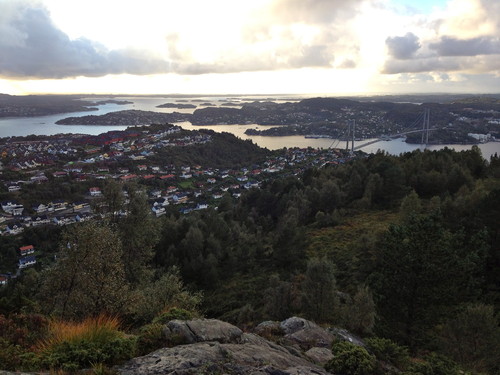 Utsyn vestover i havet fra nedre del av ryggen på Lyderhorn. Askøy med Askøybroen og Sotra i bakgrunnen