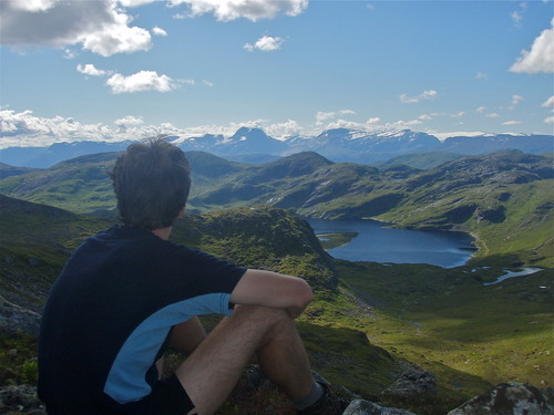 Åsmund ser mot Gjegnen/Ålfotbreen-området