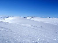 Mot 1945 og 1959 punktene og Storbreen. Bakerst til høyre ser man Karitind (1982) og Pyttegga (1999) i Tafjordfjella.